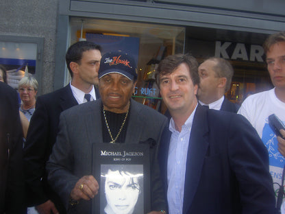 Joe Jackson hält die von Michael Jackson autorisierte Biografie King of Pop in die Kamera