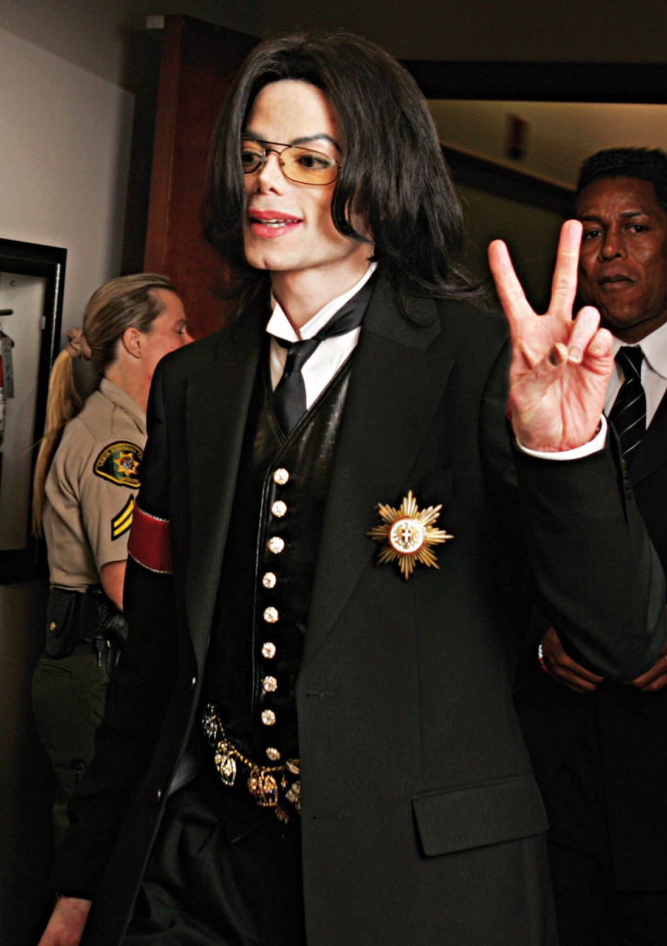 Michael Jackson mit Friedensgeste – Foto aus dem Privatarchiv, enthalten in King of Pop
