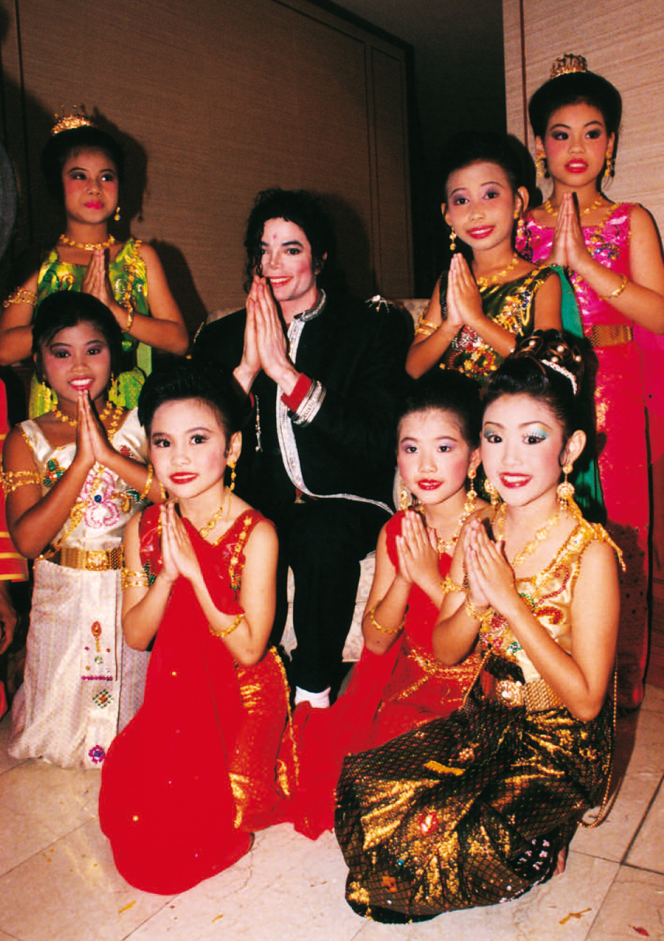 Michael Jackson mit thailändischen Kindern